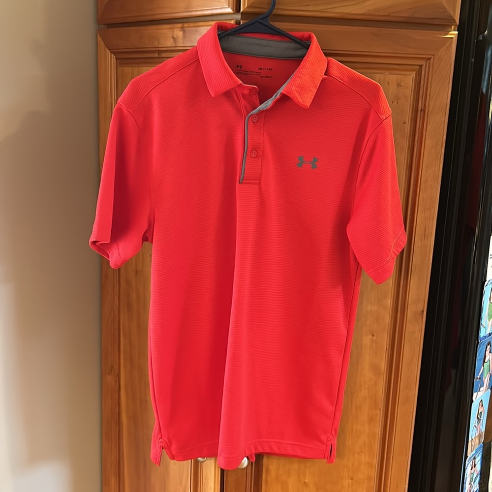 Under Armour men’s Loose fit shirt, HEATGEAR, red w/  grey UA symbol, size small